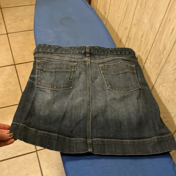 Gap denim skirt with 2 front & 2 back pockets. - Picture 2 of 9